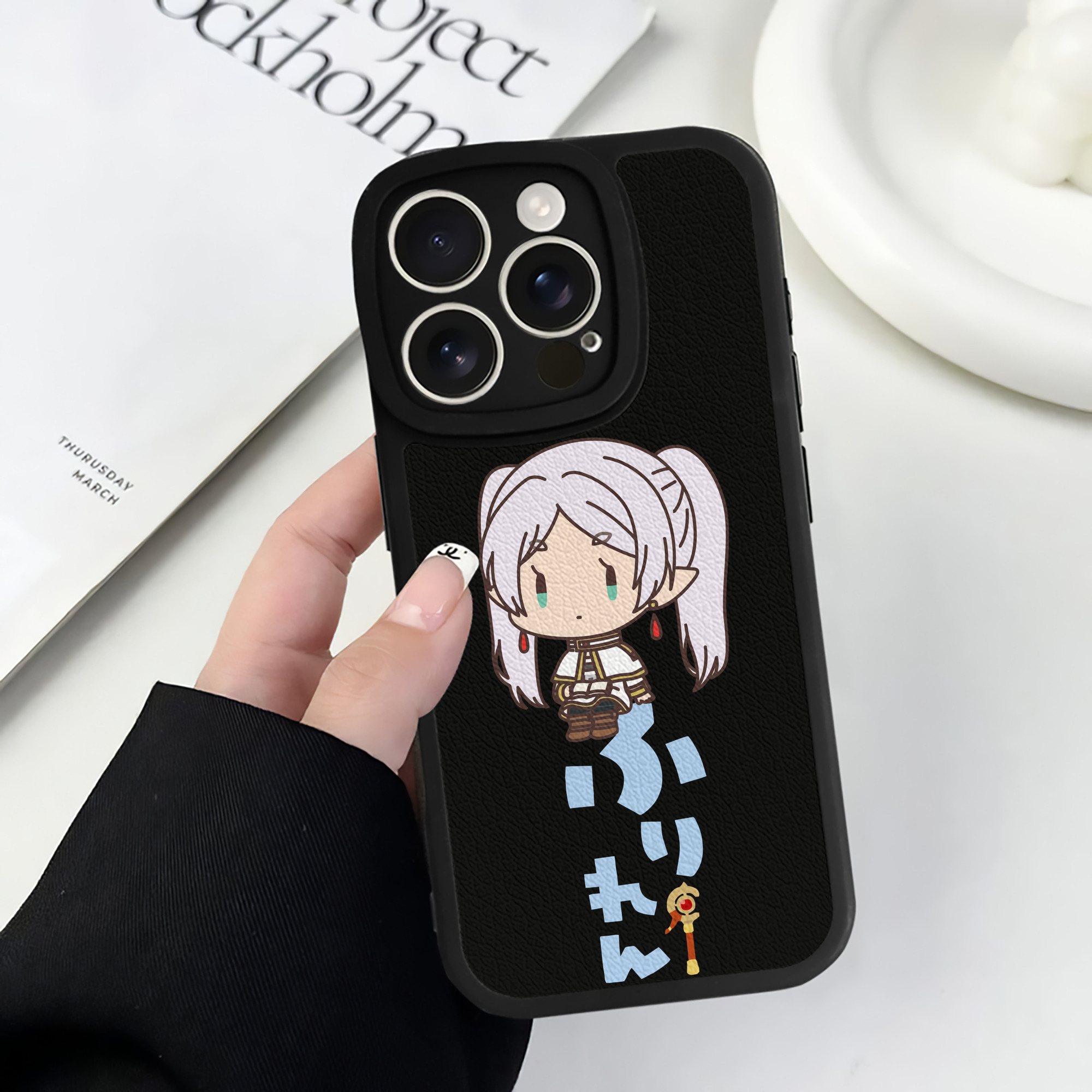 （画像用） 葬送のフリーレン Frieren 【iPhone 16シリーズ対応】シリコンスマホケース（レザー調） 材質：シリコン